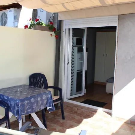 Apartment Schoenes Gaestezimmer Mit Grosser Sonnenterrasse Zadar