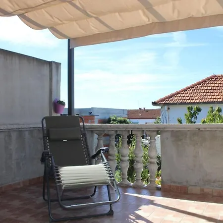 Apartment Schoenes Gaestezimmer Mit Grosser Sonnenterrasse Zadar