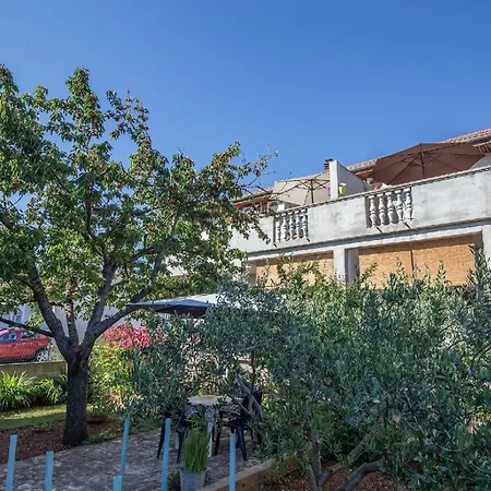 Apartment Schoenes Gaestezimmer Mit Grosser Sonnenterrasse Zadar